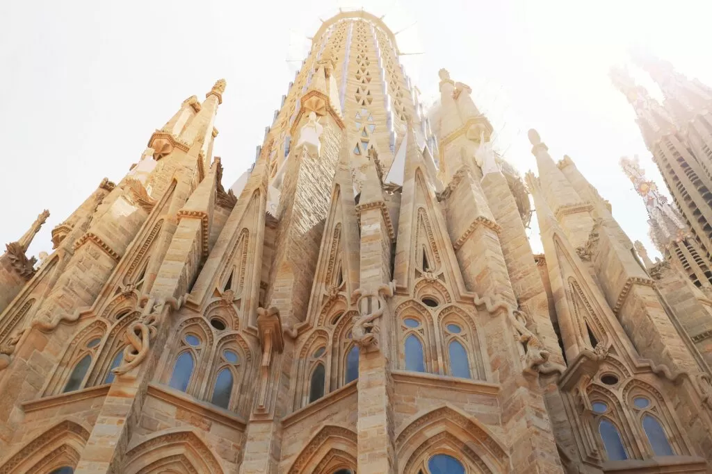 Discover Barcelona: Your Complete Travel Guide in PDF